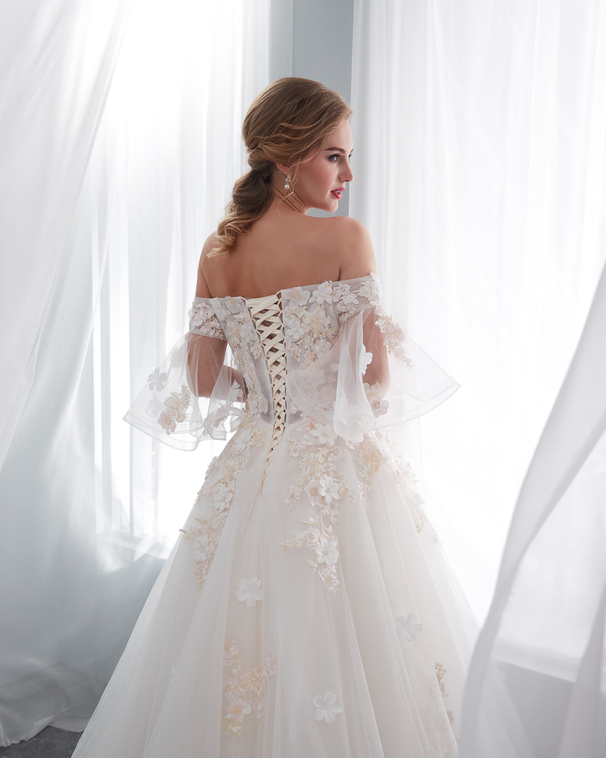 7-Day Dispatch Off-the-Shoulder Sheer Sleeve Ivory Lace Tulle Ball Gown 3D Floral Applique Lace-up Back Sweeping Train Wedding Dress
