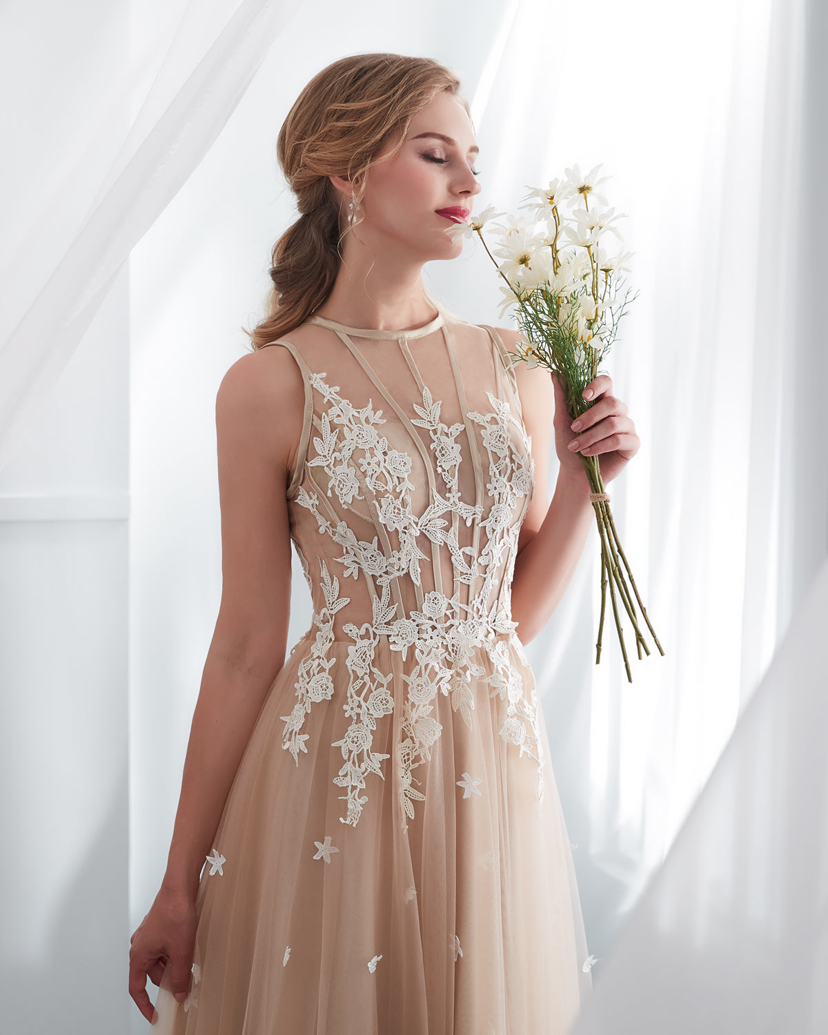 7-Day Dispatch Sleeveless Illusion Neckline Champagne Tulle A-Line Wedding Dress White Floral Applique Open Back Sweeping Train Bridal Gown